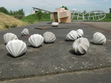 Raketenstation Hombroich : Skulpturengruppe "Zwischenräume"